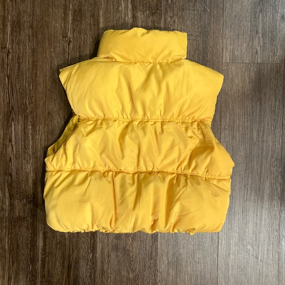 Super Cute Cropped Puffer Vest!! - Picture 2 of 3
